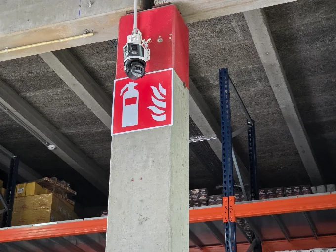 Caméra de surveillance installée sur un pilier dans un dépôt