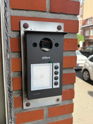 Platine de vidéophonie installée sur la façade d’un immeuble