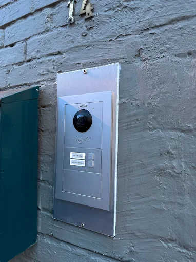 Platine de vidéophonie Dahua installée sur un mur extérieur
